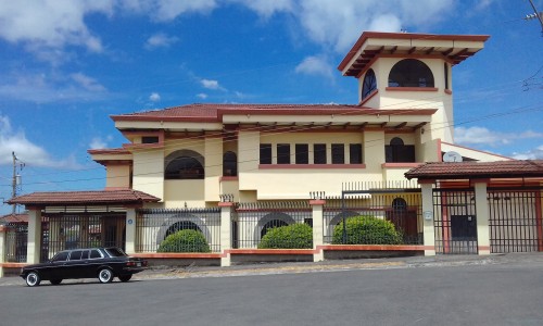 MansiondeLOSPOPOFpavasCOSTARICALIMUSINA.jpg