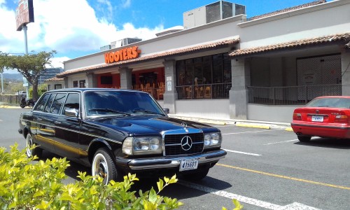 Hootersrestaurantruta27plazaItzcazuCOSTARICALIMOSINA.jpg