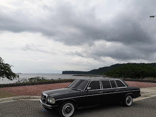 PLAYACALDERAPUNTARENASCOSTARICA.MERCEDESW123LIMOUSINE300D.jpg
